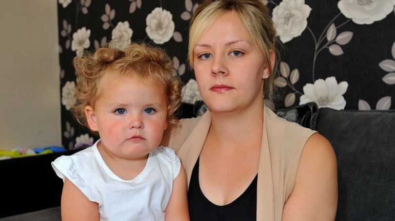 A mers cu fetiţa ei la locul de joacă. Micuţa a ieşit din tobogan plină de sânge. Mama, şocată