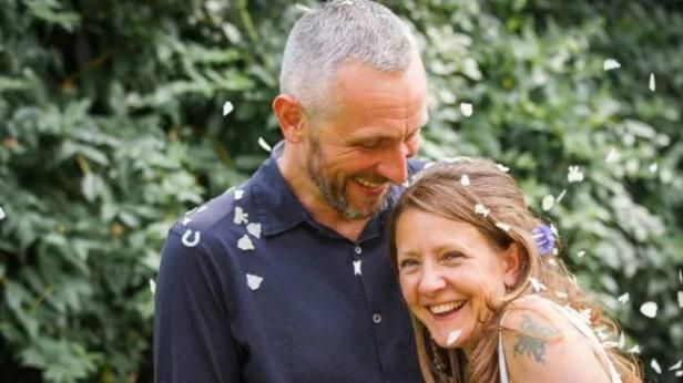 Emoţionant! Un soţ îndurerat a dormit şase zile lângă trupul neîsufleţit al soţiei sale