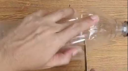 Nu mai arunca sticlele goale din plastic. Iată ce poți face cu ele