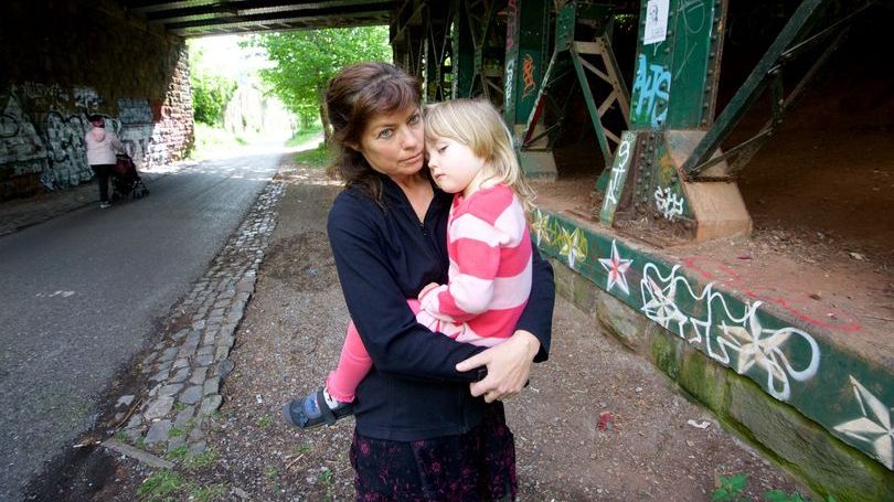O mamă trece prin clipe de groază, după ce fetiţa ei a călcat într-un ac folosit în parc