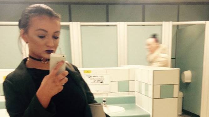 O tânără a incendiat casa iubitului ei, după o ceartă cruntă cu privire la viaţa lor sexuală