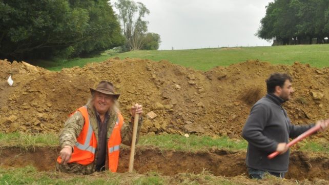 Au săpat în pământ la Tecuci şi s-au blocat. Când au văzut ce au găsit, ŞOC! Au sunat la 112