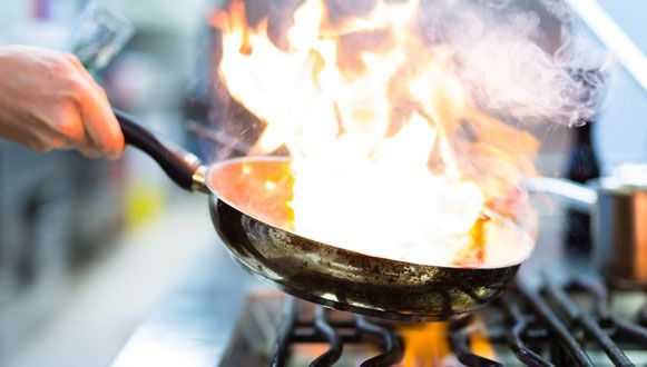 Ţi-a luat foc tigaia de pe aragaz? Uite ce NU ai voie să faci!
