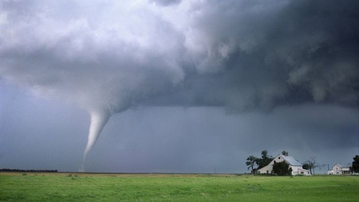 Alertă meteo. România, lovită de fenomene extreme, în următoarele zile: furtuni violente şi tornade