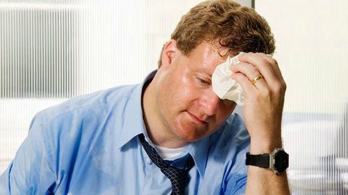 Transpiri în exces? Mergi la medic urgent! Este o boală