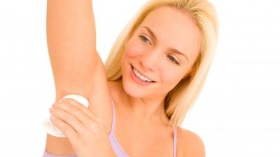 Transpiri mult? Cum să te descurci cu mirosul neplăcut şi petele de la axilă