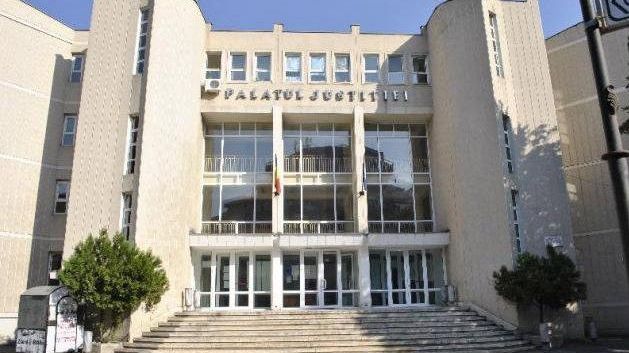 Un bătrân din Brăila a intrat în tribunal înarmat cu un topor, o seceră și un briceag. Ce a urmat