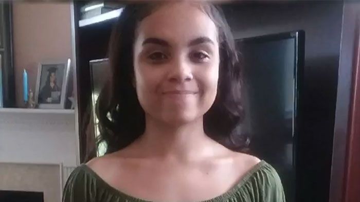 Elevă exmatriculată pentru că purta acest tricou! Directoarea şcolii a ameninţat-o şi cu închisoarea