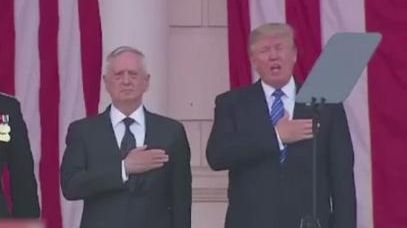 Donald Trump, comportament pueril la intonarea imnului. Preşedintele a fost ironizat pe internet