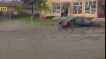 Maşini luate de puhoaie, pe DN 22A. După potop, INUNDAŢII în cinci judeţe 