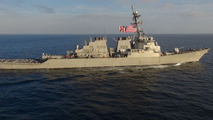 Un distrugător american stârnește reacția flotei ruse și dă peste cap parada militară