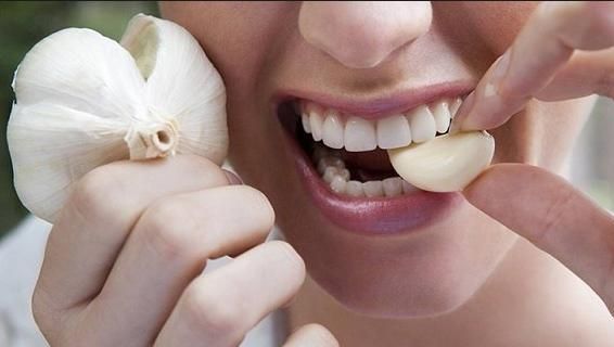 Pune un caţel de usturoi în gură şi aşteaptă câteva minute! Nu îţi vine să crezi ce ţi se întâmplă