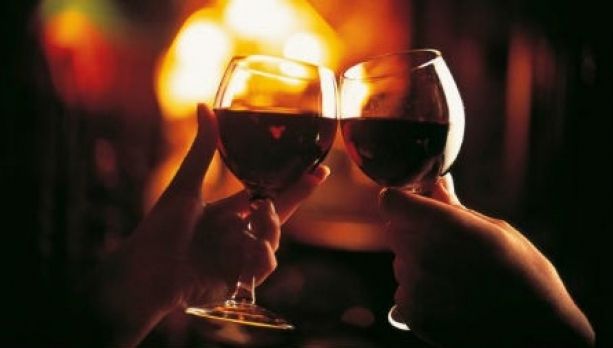 Adevărul despre vinul roșu. De ce este bine să îl consumi regulat dar și ce riscuri implică