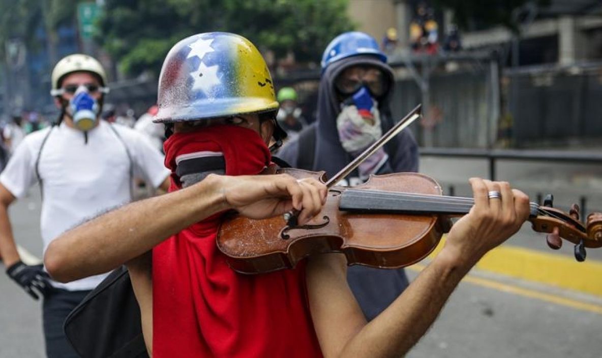 Omenie impresionantă! Protestatarul cu vioara se bucură de susţinere neaşteptată