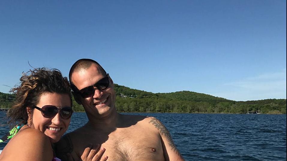 Fotografia cu un cuplu în vacanţă la care lumea se uită de două ori. Pare obscenă, dar adevărul...