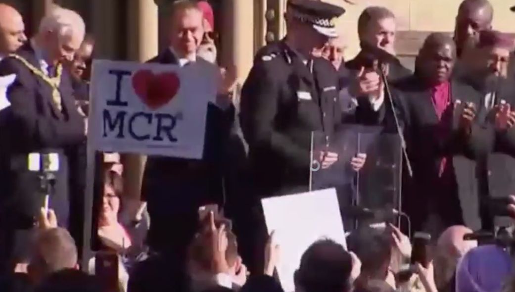 Mii de oameni au ieșit în stradă la Manchester după atacului terorist! Motivul este emoționant