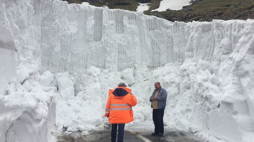 Șoseaua din România unde zăpada depășește, ACUM, 5 metri înălțime. Imagini incredibile