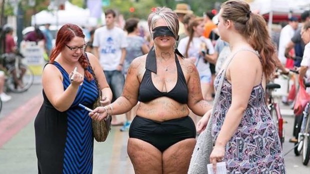 O femeie s-a dezbrăcat pe stradă. Trecătorii au luat câte un pix și iată ce i-au făcut