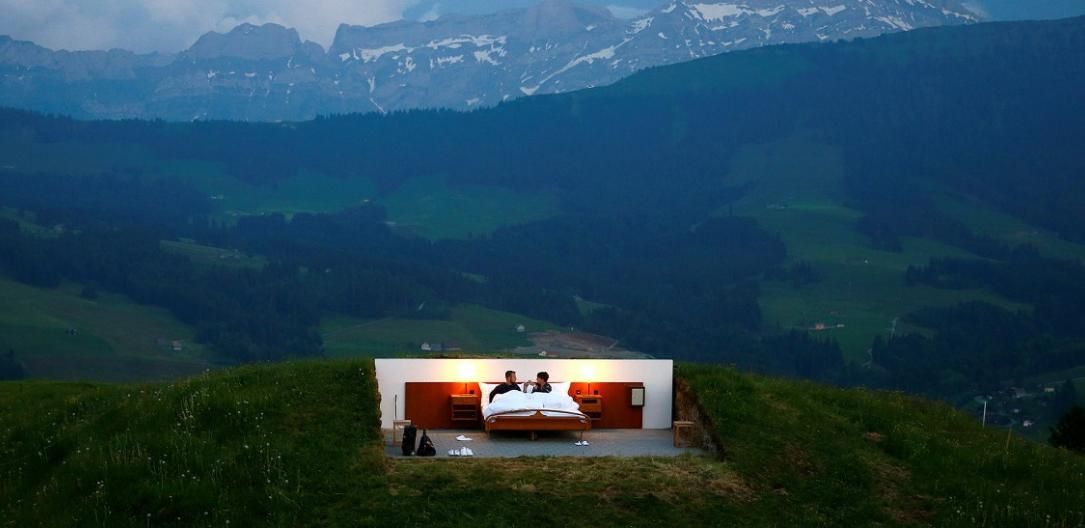 Cel mai BIZAR hotel? Are ZERO stele, doar un perete şi nu are acoperiş, dar e favoritul turiştilor