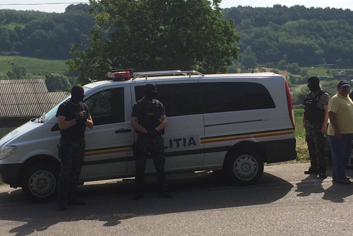 Dublă crimă în Neamț și polițiști înjunghiați. S-au tras focuri de armă după agresor