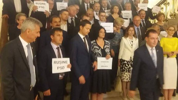 Proteste cu câteva minute înainte de moţiune: "RUŞINE PSD!"