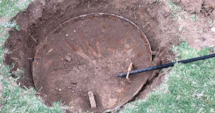 Abia cumpărase casa, când a găsit o trapă în gazonul din spate.A deschis uşa, a intrat, a încremenit