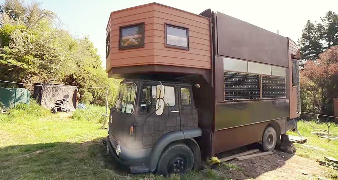 Au găsit un camion părăsit şi l-au transformat în CASTEL. Odată deschise uşile, e o lume de vis