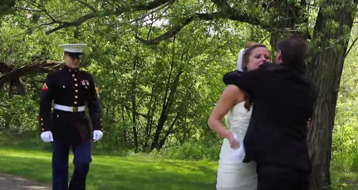 Mireasa era la altar. Tatăl ei i-a spus ceva la ureche. Femeia s-a întors, a început să PLÂNGĂ