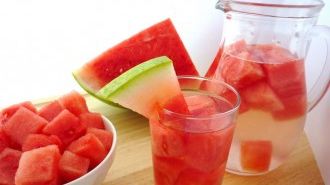 Asta este ultima fiță în materie de slăbit! Apa-detox care te scapă instant de kilogramele în plus