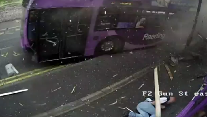 A fost lovit în plin de un autobuz, dar a reuşit să se ridice. Ce a urmat este de-a dreptul şocant