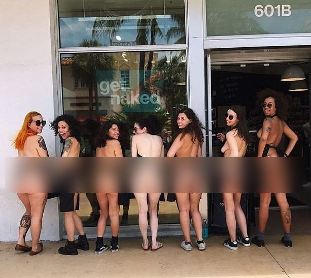 Au mers dezbrăcate la muncă în semn de protest faţă de împachetarea excesivă a produselor