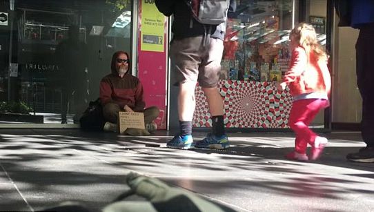 Au crezut că nu văd bine! Acest cerșetor le împărțea bani oamenilor pe stradă. "Ia 100 de dolari!"