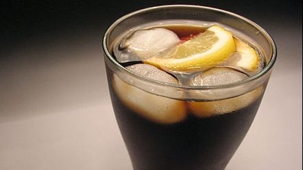 Tot mai multe persoane se bronzează cu suc pe bază de cola. De ce e extrem de periculos 