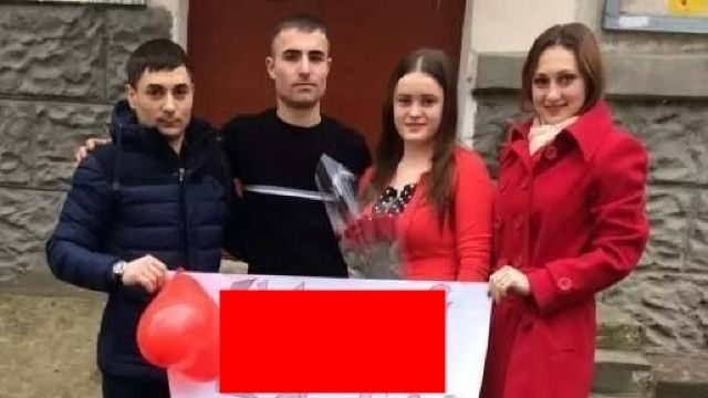 Cum şi-a cerut un moldovean de soţie iubita. Toată lumea râde de el, dar ea a spus "Da"