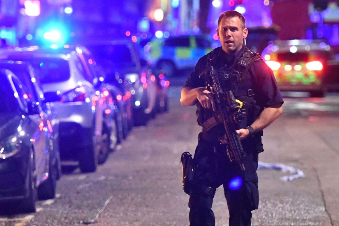 Atac terorist la Londra. Oameni loviți de mașină, înjunghiați. 7 morți, 48 de răniți