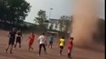 Panică în Germania! Un meci de fotbal a fost oprit de o tornadă