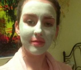 Ieşită din duş, a pus poza pe Facebook.A abordat-o un bărbat.I-a zis să dezbrace, dar dedesubt era..