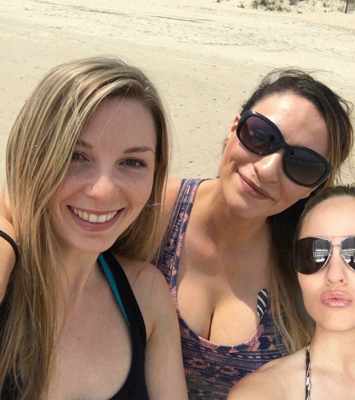 A plâns că a ratat vacanţa la mare.S-a "băgat" în pozele amicilor cu Photoshopul.Ce a ieşit, UIMITOR