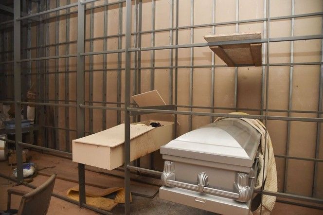 A găsit o casă funerară părăsită.A intrat cu lanterna, erau multe sicrie.A deschis unul, şoc!A fugit