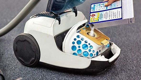 A pus detergent în sacul de praf al aspiratorului! Trucul acesta îţi va schimba viaţa!