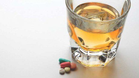 Ce se întâmplă, de fapt, atunci când consumi alcool şi iei medicamente. Este mai grav decât crezi!