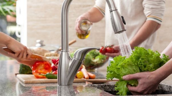 Alimente pe care NU este bine să le speli. Să NU mai faci asta niciodată! Te poţi îmbolnăvi