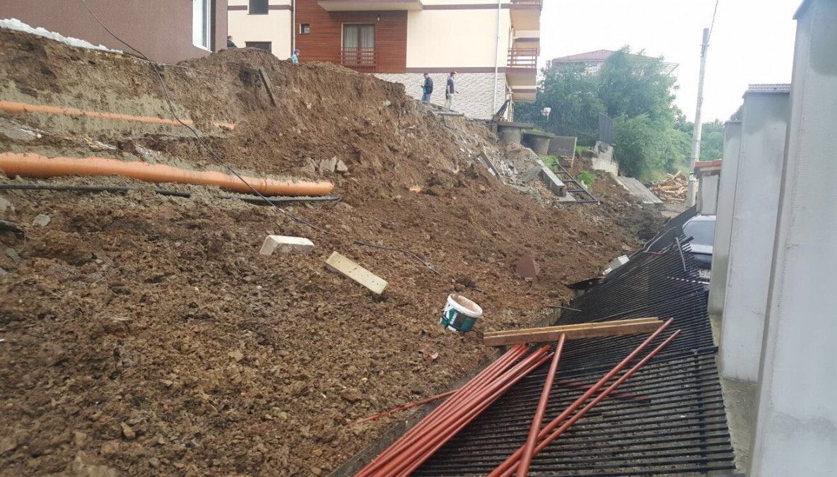 Alunecare de teren de 50 de m, în apropierea unui bloc din Sibiu. O stradă, blocată