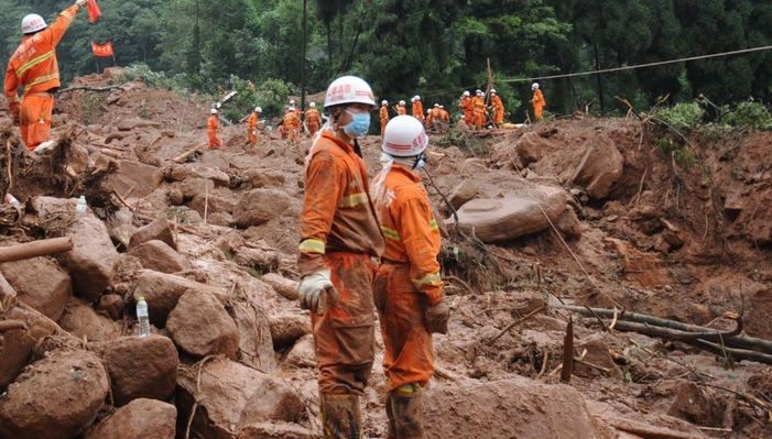 Alunecare de teren masivă în China. Peste 140 de persoane au fost date DISPĂRUTE