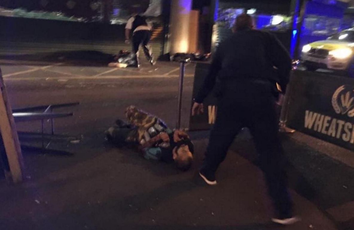 Atac terorist la Londra. Prima imagine cu suspecții împușcați de poliție. Aveau canistre pe ei