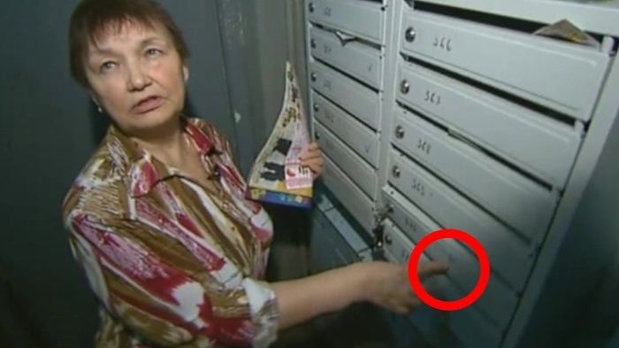 Dacă vezi aceste semne pe ușa ta, șterge-le imediat și sună la poliție! Uite ce ţi se poate întâmpla