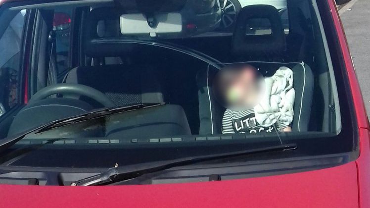 Și-a lăsat bebelușul în mașina supraîncălzită. I s-a atras atenția, dar reacția ei a fost ȘOCANTĂ