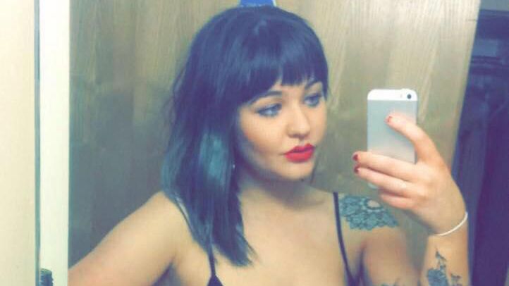 A fost dată afară pentru că s-a prezentat aşa la muncă! Cum a venit îmbrăcată tânăra