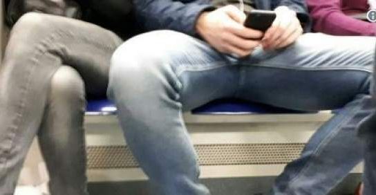 Atenţie! Bărbaţii nu mai au voie să stea cu picioarele desfăcute în mijloacele de transport