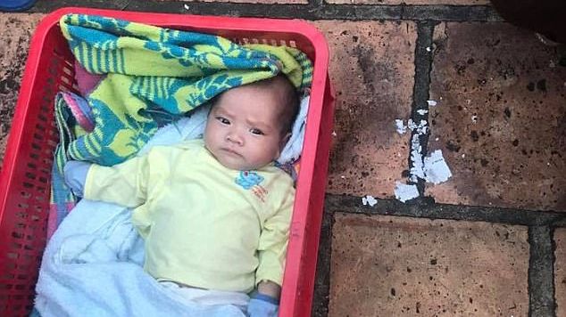 Şi-a părăsit copiii şi a plecat! Gestul fratelui mai mare i-a emoţionat până la lacrimi pe martori